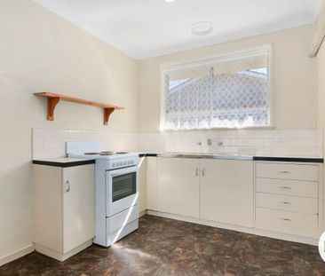 TIDY TWO BEDROOM UNIT! - Photo 2