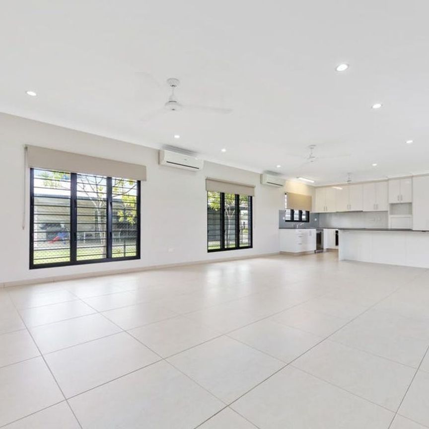 Stunning family home in a prime location! - Photo 1