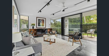 Garden wrapped elegance with seamless indoor outdoor living in three-bedroom prestigious Double Bay retreat, with parking - $2,500/week furnished - Photo 3