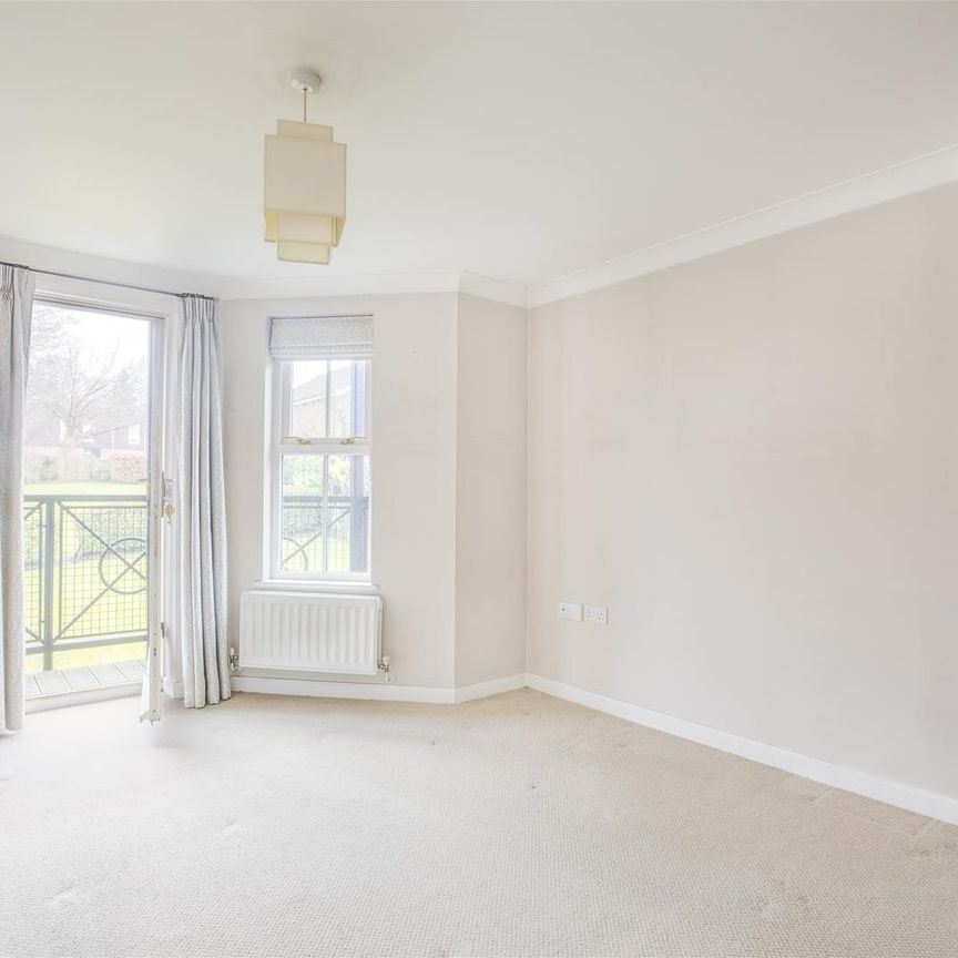 Shrubbery Close, High Wycombe - Photo 1