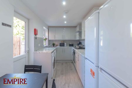 1 bedroom in a house share to rent - Photo 2