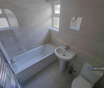3 bedroom flat to rent - Photo 6