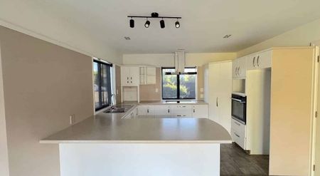 A big home close to university and markets - Photo 4