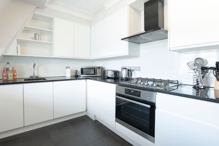 A luxury three-bedroom apartment on Prince of Wales Terrace, Kensington, London, W8 - Photo 4
