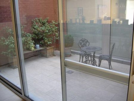 Ruim appartement met 2 slaapkamers gelegen op het gelijkvloers. - Foto 4