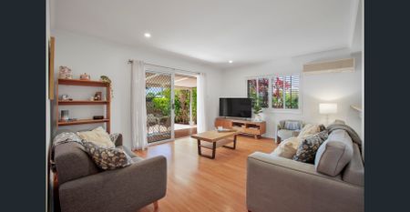 Gorgeous 3-Bedroom Townhouse with Private Courtyard - Photo 4