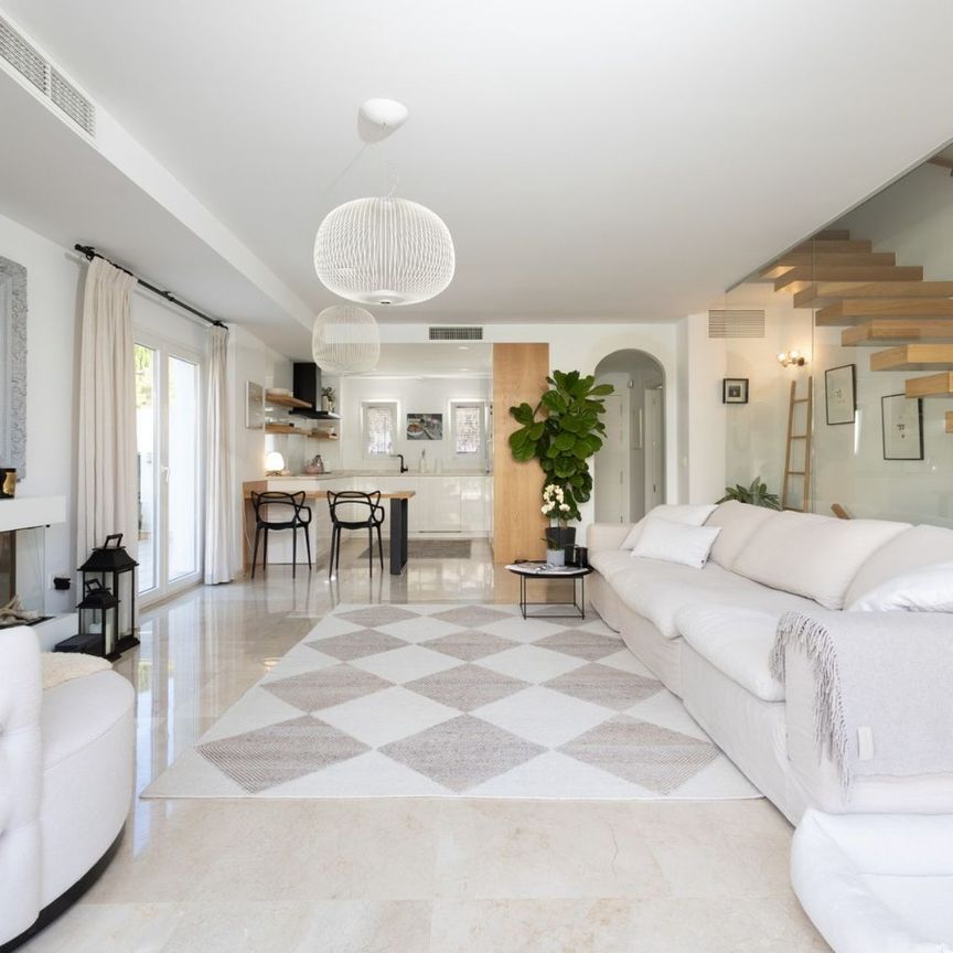 Alquiler de chalet pareado en Calle Santa Teresa de Calahonda - Photo 1