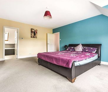 An attractive and versatile family home ideally located for station and schools. - Photo 4