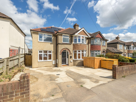 OX Living is proud to present this high-quality 9-bedroom co-living property, perfect for working professionals looking for stylish, stress-free living. Room 4 - Photo 2