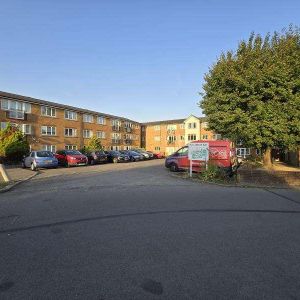 Bullsmoor Way, Waltham Cross, EN8 - Photo 2