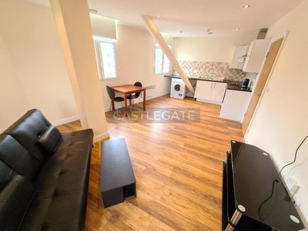 1 bedroom triplex to rent - Photo 2