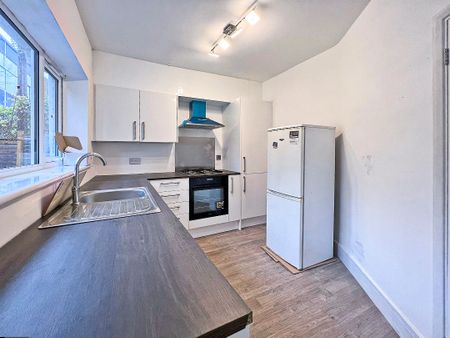 St. Johns Road, Farnborough, Hampshire, GU14 - Photo 2