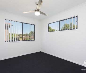 Modern 4 Bed Townhouse - Ducted air conditioning - Photo 3