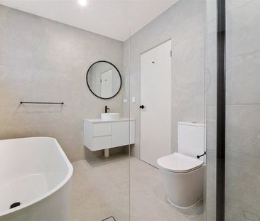 Massive Brand New 5 Bed Luxury Home - Photo 3