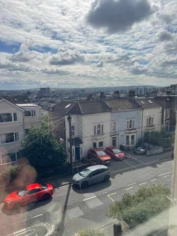 3 Bed Flat, Cromwell Road, BS6 - Photo 2