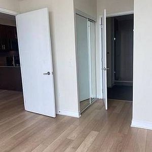 Grandpark dr. & Burnhamthorpe Rd Luxury 1Bdrm +Den Laminated Floors - Photo 2