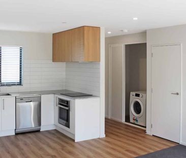 Stylish Townhouse On The CBD Fringe - Photo 3