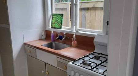 Charming Beachside flat Available for Rent! - Photo 2