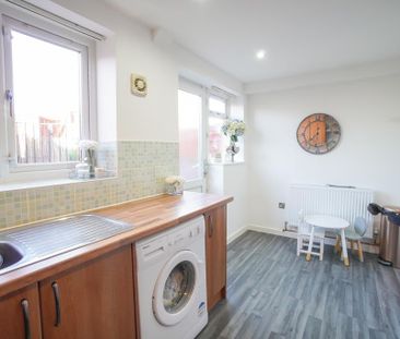 2 bedroom end of terrace house to rent - Photo 5