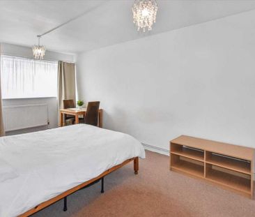 3 bedroom flat to rent - Photo 3