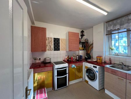 1 bedroom in a flat share to rent - Photo 5