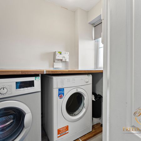 The Property In Sugar Way - Boleyn Avenue Studio 2 - Photo 4