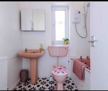 4 Bed Terraced House, Chandos Grove, M5 - Photo 2