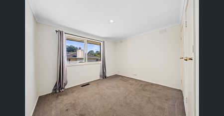 Spacious 3-Bedroom Home with Double Garage - Photo 4