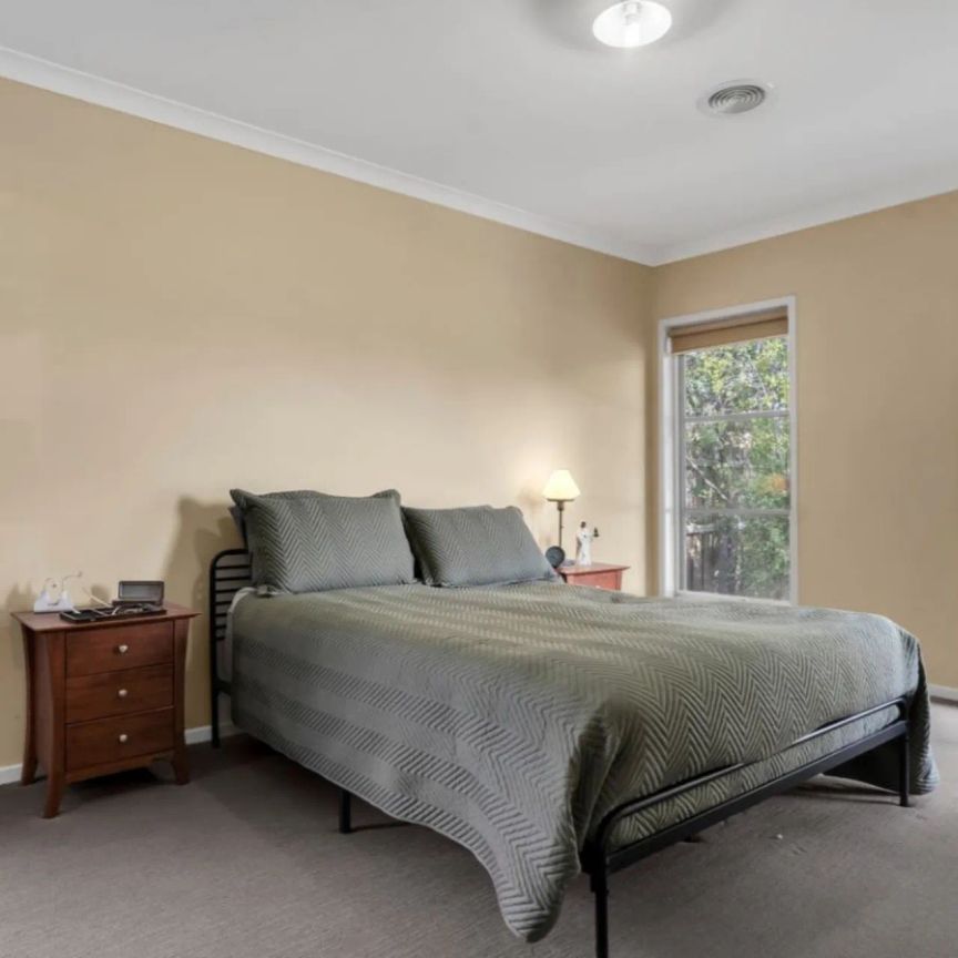 Spacious Family Home in Quiet Court Location! - Photo 1