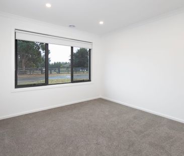 BRIGHT, MODERN HOME, PERFECT FOR FAMILIES OR PROFESSIONALS - Photo 2