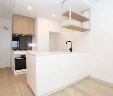 Stylish One-Bedroom Apartment with Study & Private Balcony - Photo 5