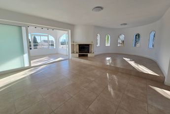 LONG TERM RENTAL Spacious villa for rent with sea views