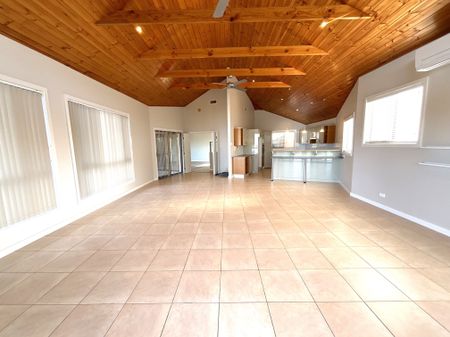 Stunning family home with water views! - Photo 3