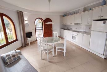 Spacious villa for rent for a long term with sea views and close to Lady Elizabeth school.
