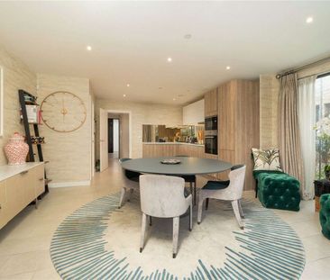 A contemporary four bedroom townhouse in a popular modern developme... - Photo 4