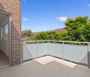 Light-Filled, Air-Conditioned Apartment in Prime Brookvale Location - Photo 3