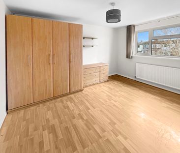 A three bedroom mid-terrace house with a private garden and a garag... - Photo 6