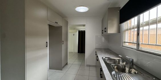Renovated and Spacious 5-Bedrooms Family Home with Solar Panels - Photo 3