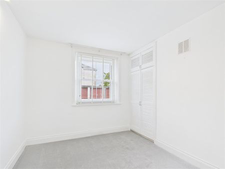 A 2 Bedroom Flat in Overton Park Road, Cheltenham - Photo 3