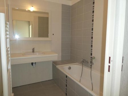 Location Appartement 2 pièces 48m² FREJUS 83600 - Photo 4