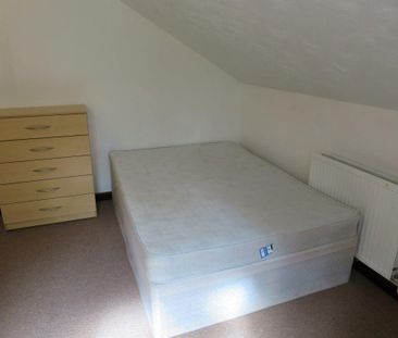3 bedroom flat to rent - Photo 4