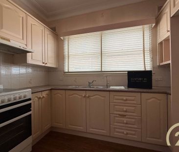 5 Bedroom Family Home in a Prime Location! - Photo 2