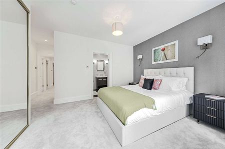 A stunning lateral apartment situated in a desirable red brick Kensington mansion block. - Photo 5