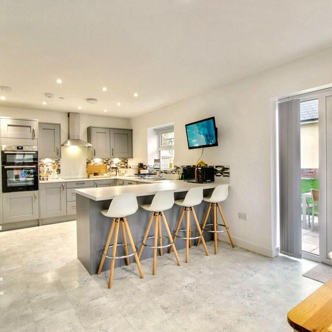 4 bedroom detached house to rent - Photo 1