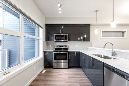 Edmonton Unfurnished townhouse Rental in Hamptons - Spacious UNFURNISHED Townhome With Double Garage In West End Community - Photo 3