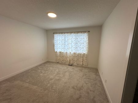 Modern 3 Bed, 2.5 Bath Townhouse in Sylvan Lake - Photo 5