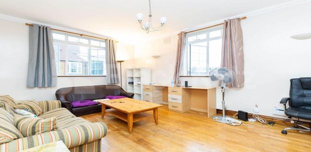 Beautiful three double bedroom flat mins to UCL - Photo 1