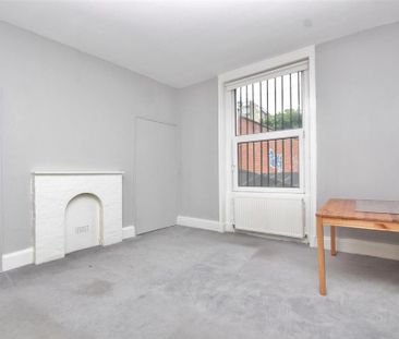 3 bedroom flat to rent - Photo 4