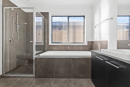 Prime Location! - Photo 3