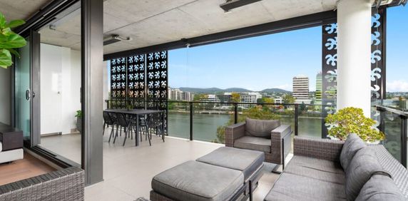 Fully Furnished River Front Two Bedroom Apartment with Two Car Parks - Photo 2